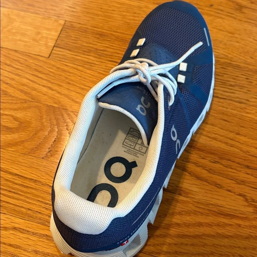 Never worn size 8 OC- on Cloud Women’s Sneakers - Picture 3 of 3